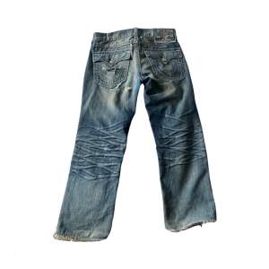 Distressed true religion jeans, köpta från seams vintage, snygg wash o straight fit