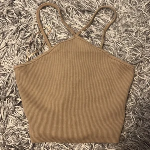 Linne - Detta är en topp i väldigt bra skick, har endast används 2 gånger. Den är i storlek M men funkar för mig och jag är storlek XS. 
