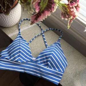 Bikini övedel - Super fin bikini överdel från H&M i storlek 38. Jätte fint skick💙🤍
