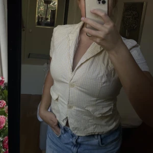 Rutig gul blus  - Den är medium men skulle säga att den passar S och M💛