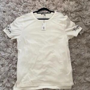 Oanvänd Björn Borg T-shirt - Hej! Säljer min oanvända Björn Borg Legendary Tour Tshirt i storlek L som är oversize.  Otroligt skönt material och sitter fint på! Nypris: 400kr. 