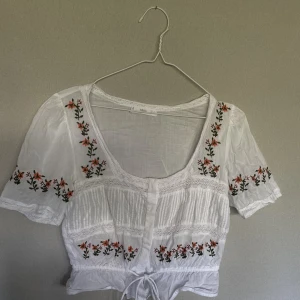 Fin topp från Mango - Fint brodyr på tröjan!