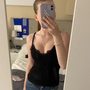 Spets Linne - Jättefint spetslinne från NewYorker! Passar perfekt till linnebyxor eller jeans 🌸