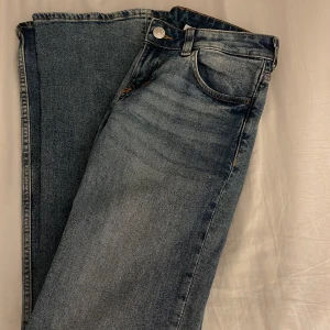 Lågmidjade Jeans - Lågmidjade Jeans från hm, köpte förra året o dem är helt slutsålda. 