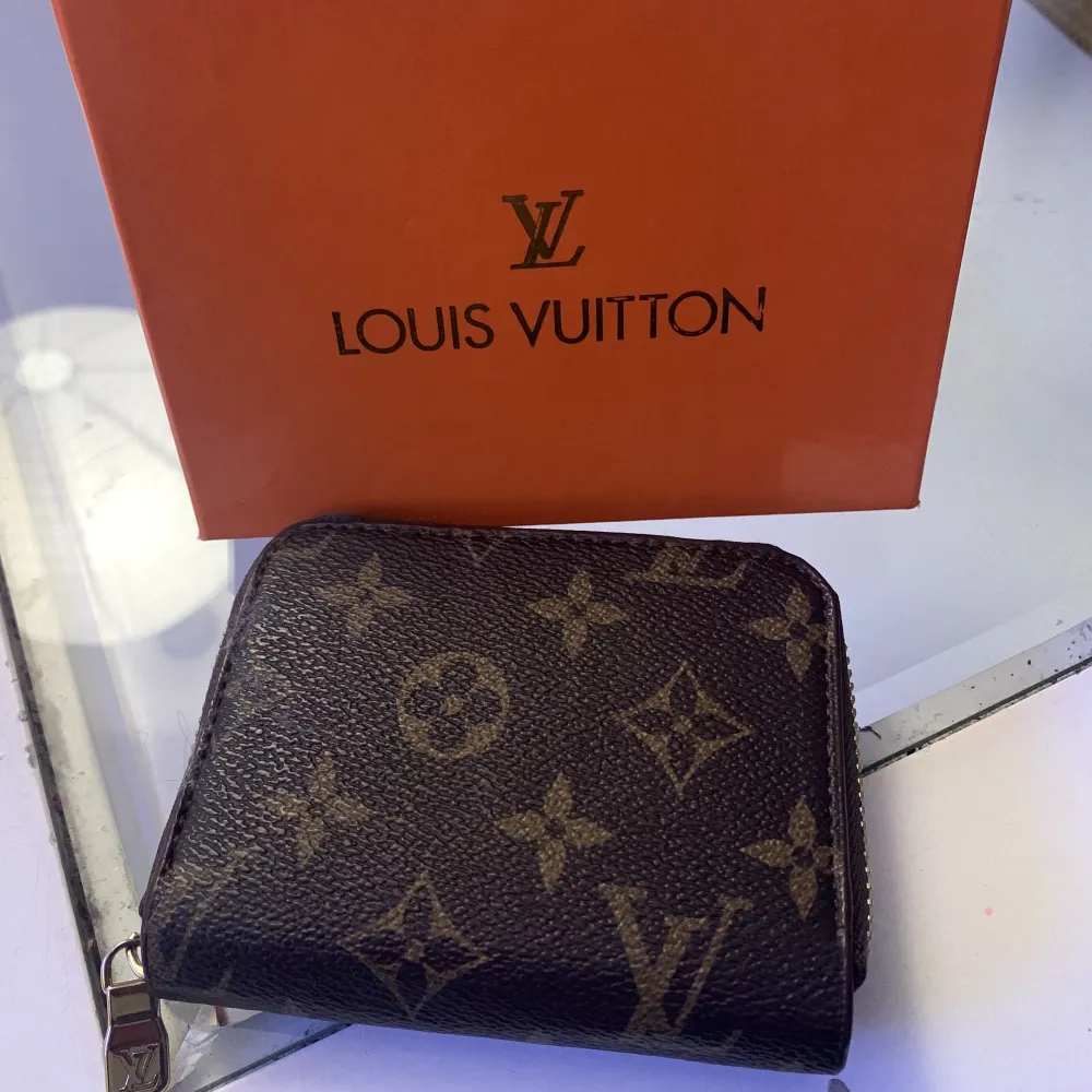 Louisvuitton plånbok i kopia, bra storlek och bra med fack☺️. Övrigt.