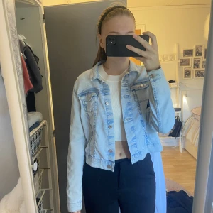 Blå jeansjacka - Säljer denna fina jeansjacka för den inte kommer till användning. Är i toppskick och knappt använd, storlek S 🌟