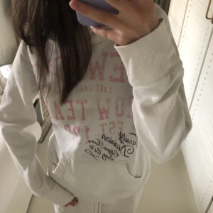 Hoodie - En vit hoodie med tryck från HM. Storlek 158/164 (barnstorlek) men passar mig som har xxs. Köparen står för frakten💖