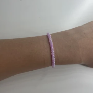 Lila armband  - Ett fint lila pärlarmband i storlek M/L men kan beställas i fler storlekar om man vill ha, kontakta om ni är intresserade eller om de finns frågor!💕💗