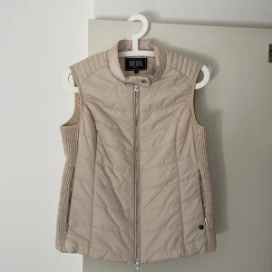 JOFAMA väst strl 38 - Säljer min helt oanvända JOFAMA väst i storlek 38” 100% polyester 