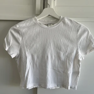 T-shirt  - Kroppad T-shirt från monkl i storlek M. Använd en gång. Säljer för 80kr inkl frakt som köparen står för🩷