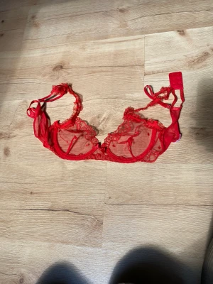 Bh - Rensar garderoben, aldrig använd i storlek 75D 