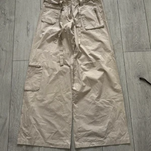 Breda brallor från YOU. Size L - Sköna långa breda brallor, väldigt luftigt och skönt tunt material. Passade bra i längden på mig som är 193 cm. Möts gärna upp i sthlm city!