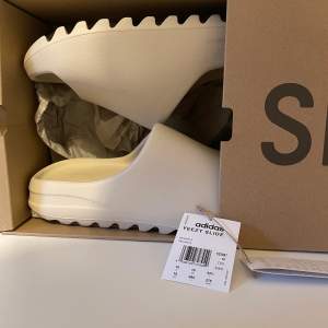 Adidas Yeezy Slide Bone (2022)  SKU: FZ5897  [👟] Size: EU 44.5 / US 10 / UK 10  [💵] pris: 2099kr  [📶] skick: 10/10 oanvänd  
