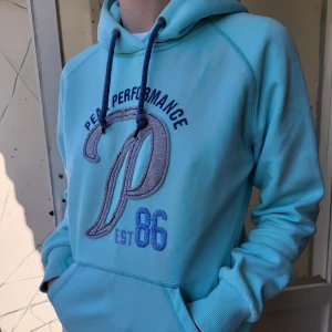Peak Performance huvtröja - Skön Peak Performance huvtröja! Stl M, är normal i längd.