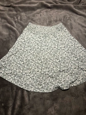 Mintgrön kjol - En superfin kjol som jag aldrig använt, kontakta mig för fler bilder om du är intresserad🩷(köpt för 80kr) Kjolen är ganska töjbar, passar xs,s,m vet inte om den passar L🩷