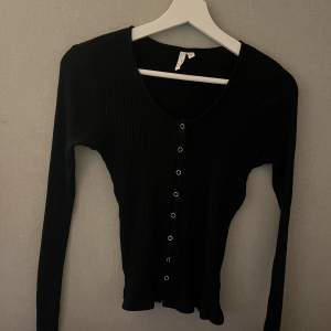 Jättfin svart tröja. Säljer den då den inte kommer till användning. Från Nelly.com. 