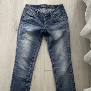 Lågmidjade jeans  - Säljer dessa jättefina och helt nya lågmidjade jeansen som tyvärr var försmå för mig 