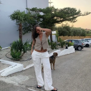 Linnebyxor  - Säljer ett par helt oanvända linnebyxor från Alobah label i storlek S🫶🏻