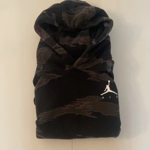 Jordan camo hoodie -  jordan Hoodie i stolek S.  Vädligt skön och är i perfekt kvalite. Pris kan diskuteras vid snabb affär. 