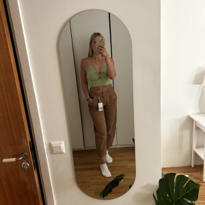 Jeans - Fina jeans i brun färg från zara. Sitter smickrande runt midjan och rumpan. Helt oanvända. 