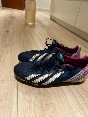 Fotbollsskor  - Säljer mina fotbollsskor. Pris kan diskuteras vid en snabb affär. Jag står en för fraktkostnader.☺️