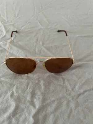 Solglasögon  - Ett par super snygga pilotglasögon. Använts en del men fortfarande i super fint skick. Har små små repor men inget som verken stör eller syns är man använder dom. Priset går givetvis att diskutera 🫶🏼 skriv om ni har frågor
