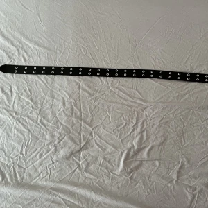 Svart skärp  - Ett jätte fint skärp som passar till alla möjliga olika stilar. Använts några gånger. Men är i nyskick. Inga defekter. Priset går givetvis att diskutera 🫶🏼 skriv om ni har frågor 