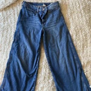 Jeans H&M - Blå culotte jeans från H&M. Avklippta nertill för att passa mig som är 163cm. Cropped modell. Raka fickor framtill. High waste 