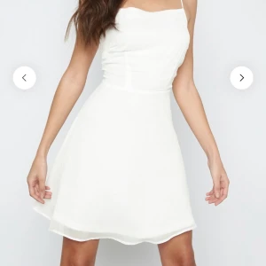 Studentklänning ifrån bubbleroom  - Klänning till studenten eller skolavslutningen i storleken 42 men eftersom man kan knyta där bak så kan man anpassa så den passar bättre. Köpte för 499kr på bubbleroom 