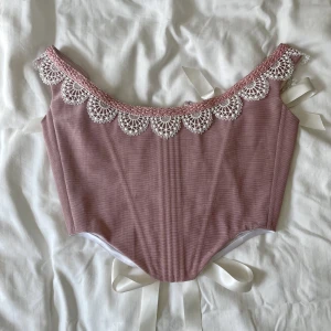 Romantisk korsett topp handgjord - Korsett topp med spets gjord av mig, passar S! Justerbar baktill så passar många! Metalldetaljer i guld. Kan göras i fler storlekar!