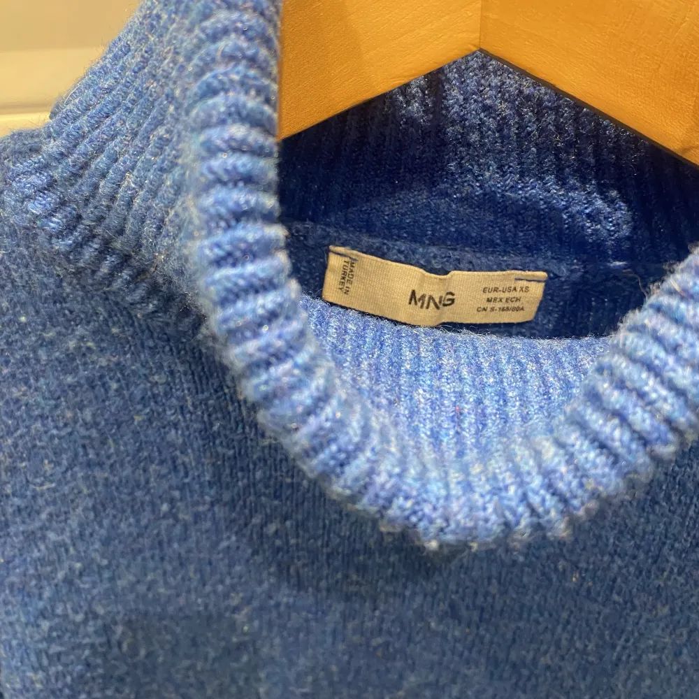 Superfin blå stickad tröja från Mango. Väldigt skönt material och härlig färg!💖 . Stickat.