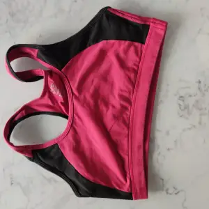 Jockey sports bras in good shapes. Available in pink, purple and black.  40 kr/piece. 100 kr for all.