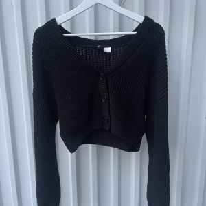 Croppad cardigan - Croppad stickad cardigan från H&M i storlek S. Gott skick.