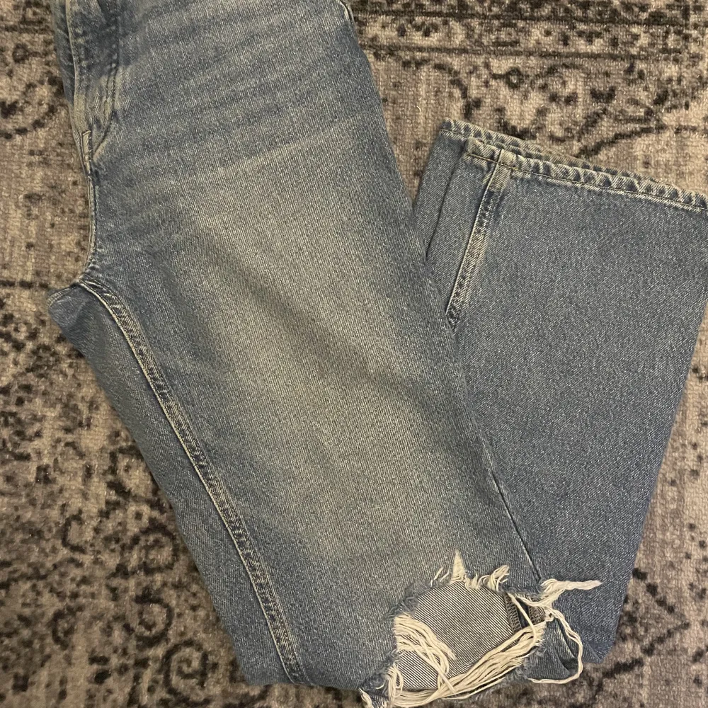 jeans från H&M med hål på båda knän . Jeans & Byxor.