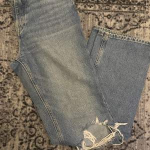 jeans från H&M med hål på båda knän 