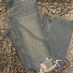 jeans med hål på knäna  - jeans från H&M med hål på båda knän 