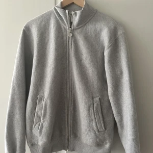 Polar Zip up - Jätteskönt material & riktigt nice fit. Diskret logga på bröstet.