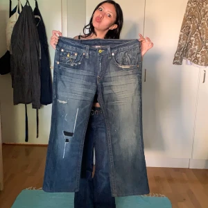 Baggy True Religion jeans - Jättefeta truies i bra skick (dem har hål på sig men det är en del av designen)   Även om hon på bilderna är tjej, så har jag som grabb haft dem och det har varit dunder om man har dem med sag, jag är ca 195 cm.  Guzzen på bilden är ca 173  cm 