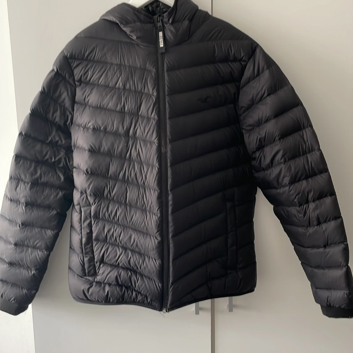 Hollister puffer jacka herr strl (M)