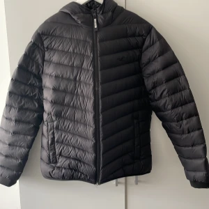 Hollister puffer jacka herr strl (M) - Säljer nu min Hollister jacka då den inte kommer till användning längre. Den är i perfekt skick helt utan skador. Pris är förhandlingsbart vid snabb affär