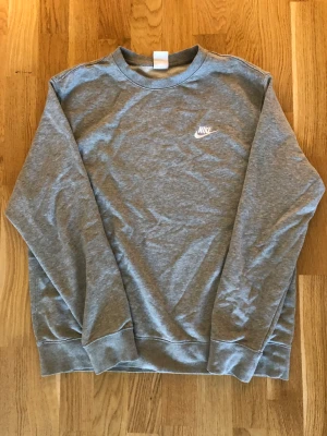 Nike tracksuit  - endast använd ca 5 gånger och är ca 4 månader gammal. Säljer eftersom jag inte använder den