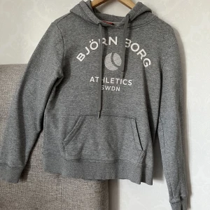Björn Borg Hoodie - Ljus grå Björn borg Hoodie Storlek S Supeeer snygg Pris kan diskuteras vid snabb äffär❗️