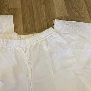Lågmidjade linnebyxor från hm - Lågmidjade linnebyxor från hm i storlek S. Helt slutsålda på hemsidan. Säljs då de är för stora för mig💘