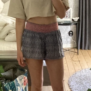Shorts - Blåa shorts med vit mönster och rosa mönster uppe 
