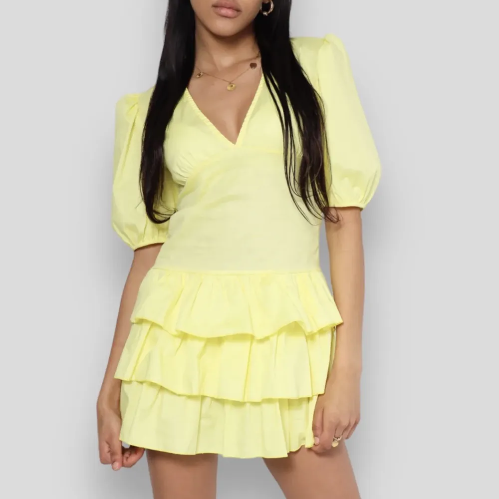 Säljer denna jätte fina gula klänningen ifrån meet me there💛  Aldrig använd och lappen sitter kvar. Storleken är xxs/ xs🫶🏼 För fler bilder skriv privat 💓 . Klänningar.