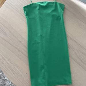 En grön, kortare klänning från H&M 