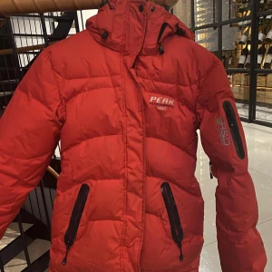 Vinter Jacka  - Röd Peak Jacka storlek XS 