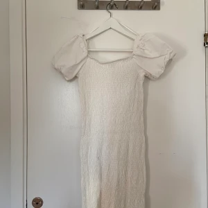 Klänning från ginatricot - Vit klänning från Gina tricot, stretchig så passar både xs och s