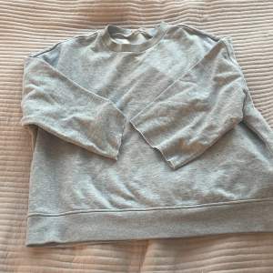 Grå trekvartslång tröja från HM! Köpt för längesedan men har inte kommit till användning!😻