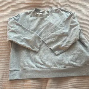 Grå trekvartslång tröja från HM! Köpt för längesedan men har inte kommit till användning!😻
